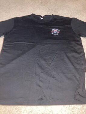ABlack Short Sleeve Crewneck T-Shirt with Small Chest Graphic